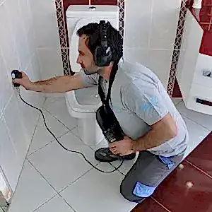 Evinizden alt daireye su kaçırıyorsa kırmadan cihazla su kaçağı tespiti ile borunun patlak olduğu yeri bulmak artık çok kolay. Su patlağını cihazla bulmanın en büyük avantajı en az tamir işi çıkmasıdır. Şayet su sızıntısı temiz su tesisatında ise bir veya birkaç fayans kırılarak veya duvarda küçük bir alan kırılarak yapılmaktadır. Kalorifer su kaçaklarında durum daha farklıdır. Kombi barı sürekli iniyor ve su ekliyorsanız evinizde hiçbir yer kırmadan su kaçağı tamir edilmektedir.
