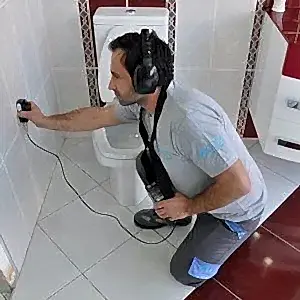 Su borularındaki su kaçağını bulmak görüntülü makinelerimiz ile artık çok kolay. Dairenizden alt kata su akıyorsa patlayan su borusu tamiri yapan su tesisatçısı çağırmanız en doğrusu olacaktır. Su kaçağının çözümünün en doğru yöntem cihazların kullanıldığı yöntemdir.