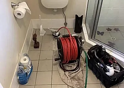 Evde veya iş yerlerimizde başımıza gelebilecek en can sıkıcı problemlerden birisi ortamda bulunan tuvaletin tıkanmasıdır. Peki tıkanan tuvalet nasıl açılır? Uğraşması bir hayli zor ve sıkıcı olmasından kaynaklı en basit ve en hızlı şekilde çözebileceğimiz çözümlere yöneliriz her zaman. Tıkanan tuvalet nasıl açılır? Tıkanan tuvalet çeşitli yöntemler kullanılarak açılabilir. Genel olarak tıkalı tuvalet nasıl açılır sorumuzun cevabı şudur; Tuvalet tıkanıklığını açmak için öncelikle ihtiyaç duyacağınız materyal sağlam ve kaliteli bir tuvalet açma pompasıdır. Tuvalet pompasını kullanırken klozetin veya tuvaletin içinde su olup olmadığını kontrol etmeliyiz. Pompanın sağlıklı çalışması için tuvaletin içinde su olması gereklidir.