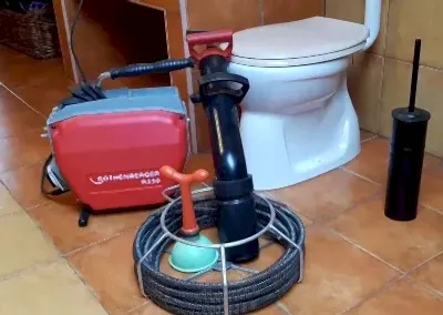 Tuvalet tıkanıklıkları hem kötü koku oluşması hem de ortamın kirlenmesi sonucu sağlıksız koşulların oluşması nedeniyle oldukça rahatsız edici sorunlardır. Bu tıkanıklıklara eğer dikkatli bir şekilde müdahale edilmezse gider boruları ek yerlerinden oynayabilir, delinebilir, alt kata ve kendi dairemizde su sızıntıları ve su kaçağı gibi ciddi sorunlar ortaya çıkabilir. Tuvaletler neden tıkanır? Tuvaletin tıkanmasının nedeni, tuvalet giderine yabancı cisim atılması ya da suda erime özelliği olmayan tuvalet kağıtlarının gidere gönderilmesidir. Tıkanıklığa neden olan yabancı cisimler gider hattının belli bir noktasından sonra ilerleyemez.