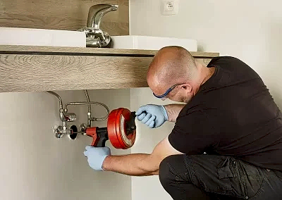 Lavabo açıcılar sıcak suyla tepkimeye girdiklerinde sağlığı olumsuz etkileyebilirler. Bu nedenle kullanımları sırasında bazı güvenlik önlemlerinin alınması gereklidir. Bu kimyasalları kullanırken şu hususlara dikkat etmeniz önerilir; Eldiven, maske ya da gözlük kullanın. Ortamı mutlaka havalandırın ve kimyasalın cildinize temas etmesini engelleyin. Çıkan buharı asla solumayın. Eğer lavabo açıcı cilde temas ederse bol suyla yıkamayı ihmal etmeyin. Suyla karışan kimyasalın size zarar vermemesi için suyu yavaş bir şekilde dökün. Lavabo açıcıların zararları nelerdir? Bu kimyasal ürünler giderlerde oluşan tıkanıkları açmak için kullanılırlar. Ancak çok fazla kullanıldıklarında borulara zarar verebilirler. Her tıkanıklıkta bu ürünleri kullanırsanız zamanla lavabo boruları aşınacak, contalar zarar görecek ve çatlamalar meydana gelecektir. Bunun sonucu olarak su sızıntıları ve su kaçakları oluşacaktır.
