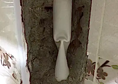 Lavabo açıcıların zararları nelerdir? Bu kimyasal ürünler giderlerde oluşan tıkanıkları açmak için kullanılırlar. Ancak çok fazla kullanıldıklarında borulara zarar verebilirler. Her tıkanıklıkta bu ürünleri kullanırsanız zamanla lavabo boruları aşınacak, contalar zarar görecek ve çatlamalar meydana gelecektir. Bunun sonucu olarak su sızıntıları ve su kaçakları oluşacaktır. Su tesisatında kırmadan 100% noktasal olarak su kaçağı tespiti hakkında detaylı bilgi almak için sayfamızı ziyaret edebilirsiniz veya 7/24 fiyat teklifi almak için arayabilirsiniz. Kostik ürünleri güvenlik önlemlerini almadan kullanırsanız cildinize (insan dokusuna) ciddi zararlar verebilirsiniz. Asit içeren kostik ürünler doğal yaşama da zarar verir. Kostik ürünlerin sürekli kullanımı tesisatınıza zarar verir. Birkaç defa kullanıldıktan sonra genellikle etkili olmazlar. Tıkanıklığı açamadığınızda tahliye borusunda kalan kimyasallar donmuş alçı gibi sertleşirler.