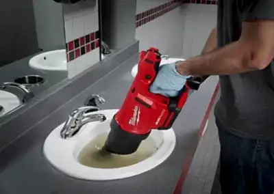 Lavabo gideri açma birçok kişinin merak ettiği bir konudur. Kimyasal ürünlerle bu işlem yapılabilir. Fakat evinde kimyasal ürünleri kullanmak istemeyenler de olacaktır elbette. Doğal yöntemlerle lavabo açmak için araştırmalar yapanlar, en kolay önerilerle mutfak temizliğine başlayacak. Lavabo açma yöntemleri? Kimyasal ürünler, hava ile temas ettiğinde solunuma zarar verecek maddeleri açığa çıkarır. Bu nedenle ev temizliğinde doğal yöntemler popüler olmaktadır. Lavabo giderinde bulunan kalıntıları temizleyin. Tel yardımıyla içeride bulunana cisimleri temizleyin. Lavabo giderinden sıcak su akıtın. Karbonat ve sirkeli su karışımı hazırlayın. Tuz ve sirke karışımı ile lavaboyu temizleyin.