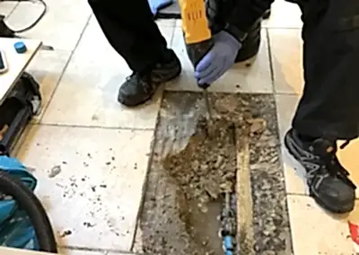 Su kaçağı tespiti fiyatları ne kadar? Su kaçağı tespiti fiyatı sizden gelecek bilgilere göre değişmektedir. Su kaçak tespit fiyatları konusunda ısrarla fiyat almaya çalışan müşterilerimize önce sorunu dinleyerek telefonla fiyat veriyoruz. Sorunun detaylarını bilmeden fiyat vermemiz hem müşterimiz için hem de bizim için doğru olmayacaktır. Bu konuda internette bulacağız su kaçağı tespiti fiyatı da gerçeği yansıtmamakla beraber su kaçağı tespiti ve tamiri sırasında değişmektedir. Kırmadan su kaçağı tespiti için gelen personel tüm dairenin tesisat sistemini kontrol eder. Bu kontroller; temiz su tesisatı, gider tesisatı ve kalorifer tesisatı dır. Tüm bu kontroller fiyatın içine dâhildir.
