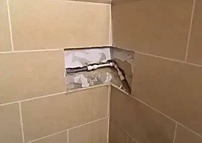 Su Kaçağı Tespiti Neden Yaptırılır? Su kaçakları tesisat borularında meydana gelen hasar ve tahribatlar nedeni ile yaşanabilmekte, yaşandığı bölgeye zarar verebilmektedir. Bu zararlar kaçağın olduğu bölgenin duvarlarında, yer döşemelerinde ve tavanlarında oluşacak kabarcıklar ve kararmalar olacağı gibi, eşyaların, yerlerin sular içerisinde kalması ve zarar uğraması şeklinde de olabilmektedir. Bunlar tamamen su kaçağının boyutu ve durumu ile ilgili olabilmektedir. Nitekim küçük bir sızıntıdan söz edebildiğimiz gibi aniden gelen bir patlamadan da söz edebilmemiz mümkün olmaktadır. Kameralı su tesisatçısı ne iş yapar? Önlemleri ve onarımları da tecrübeli su tesisatçısı gerektirmektedir. Bu önlemi almak için de yine tesisatçı talep etmek gerekecektir. Gelen su tesisatı ustası özel cihazlarını kullanarak evde herhangi bir su kaçağının olup olmadığını bulabilecektir. Bu şekilde alacağınız önlem zamandan ve paradan tasarruf da sağlayacaktır.