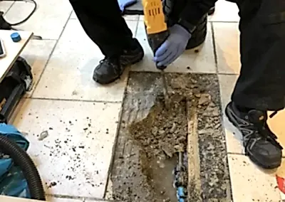 Kameralı su kaçak tespiti nasıl yapılır? Kırmadan su kaçağı tespitinde tesisat ustalarımız ilk işlem olarak şebeke suyunu kontrol etmektedir, sızdırmazlık testleri uygular eğer bir sorun var ise akustik dinleme cihazı ile sorunlu bölgeyi tek fayansta bulur ve onarımlarını sadece o bölüm içinde 2 yıl garantili olarak gerçekleştirir. Sorun görülmez ise pimaş boru içi görüntüleme kamera sistemi devreye girer ; gider içleri , lavabo , küvet ve ana giderler kontrol edilir. Sonraki işlem ise sıcak su ve izolasyon kaçakları için termal görüntüleme kamerası ile kontrol edilir. Kısaca sorunu bulmak adına tüm su tesisat teknolojisini kullanmaktayız ve bu teknolojiyi kullanmak üzere eğitim görmüş personellerimiz sizlere kusursuz hizmet sağlayacaktır.