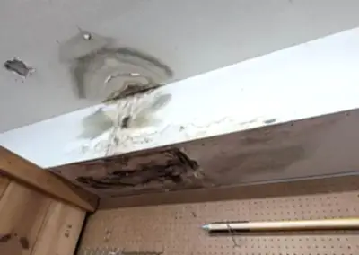 Evde su kaçağı varsa ilk belirtiler duvarların alt kısımlarında boya kabarması şeklinde ortaya çıkar. Su sızıntısı çoğaldığında alt katın tavanlarında sararma ve kabarma şeklinde şikayetler alırsınız. Su faturası yüksek geldiğinde evde su kaçağı olduğu anlaşılır. Su tesisatında kaçak olduğu nasıl anlaşılır? Su tesisat borularında kameralı cihazlar ile yapılan tüm kontrollere bilgisayarlı cihazla su kaçağı tespiti denir. Su kaçağı bulma işlemlerinde kullanılan birden fazla teknolojik cihaz vardır. Bu cihazların her biri farklı su kaçaklarını bulmak için kullanılır. Örneğin İSKİ’ nin tesisat borularında bulunan su kaçağını aramak boru kamerası kullanmanız bir işe yaramaz. Bunun yerine dinleme cihazı veya termal kamera kullanılması çok daha doğrudur.