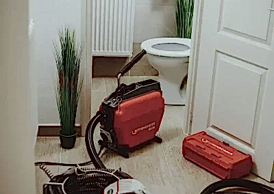 Tıkanan tuvalet nasıl açılır sorusuna binlerce defa 30 dk içinde yanıt veren tıkanıklık açma firması olarak 7/24 Asya ve Avrupa yakasında tüm ilçelere kırmadan özel tıkanıklık açma robotu ile hizmet veriyoruz. 25+ yıllık tecrübemizle İstanbul su tesisatçısı olarak tuvalet açma servisimiz eğer sorunu çözemezse kesinlikle ücret almıyor.